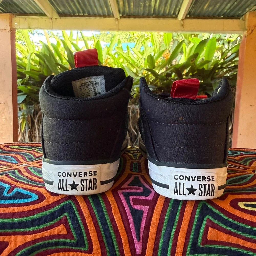 Converse Chuck Taylor All‎ Star Axel Mid Black Red Youth 11.5